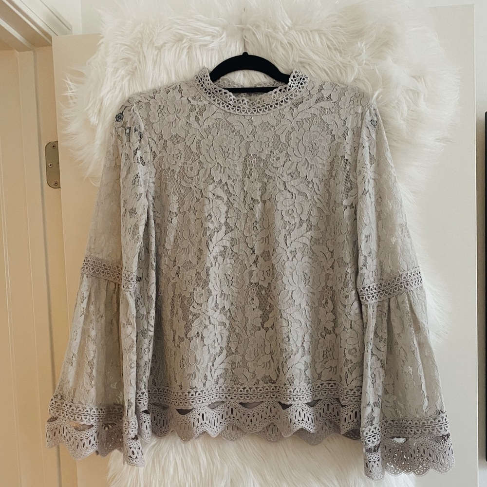 LISTICLE GRAY LACE WOMENS BLOUSE